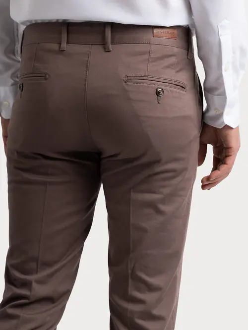 PAMUČNE CHINO HLAČE 48 SMEĐA SLIM