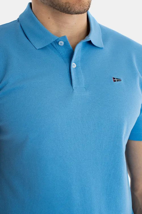POLO MAJICA Z VEZENIM LOGOTIPOM IZ 100 % BOMBAŽA SLIM SVETLO MODRA S