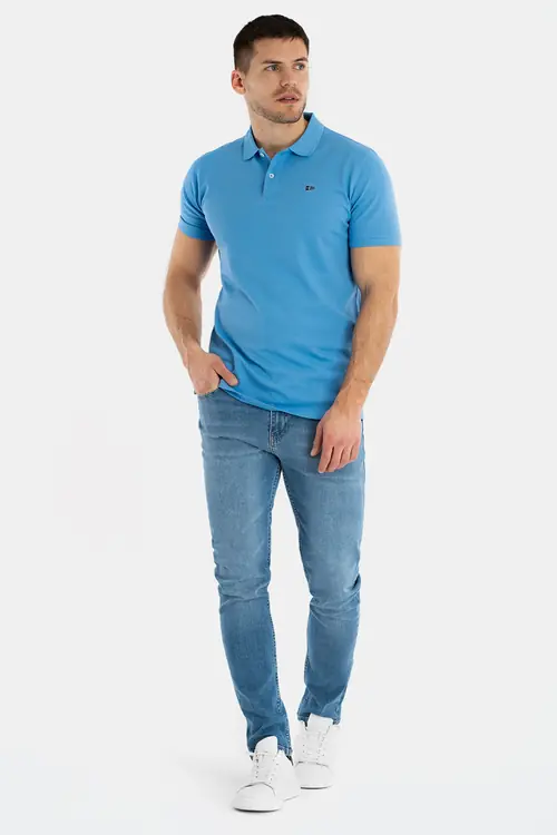 POLO MAJICA Z VEZENIM LOGOTIPOM IZ 100 % BOMBAŽA SLIM SVETLO MODRA S