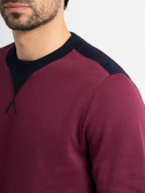 MAJICA IZ PIQUÉ PLETENINE S KONTRASTNIMI DETAJLI M BORDO REGULAR