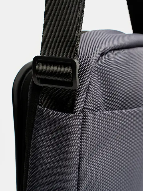 MOŠKA TORBA ZA ČEZ RAMO DARK GREY ENA VELIKOST