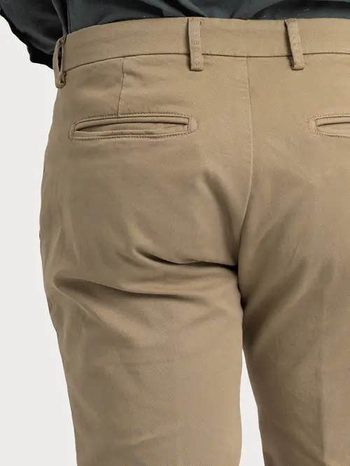 CHINO HLAČE OD PAMUKA SLIM SMEĐA 48
