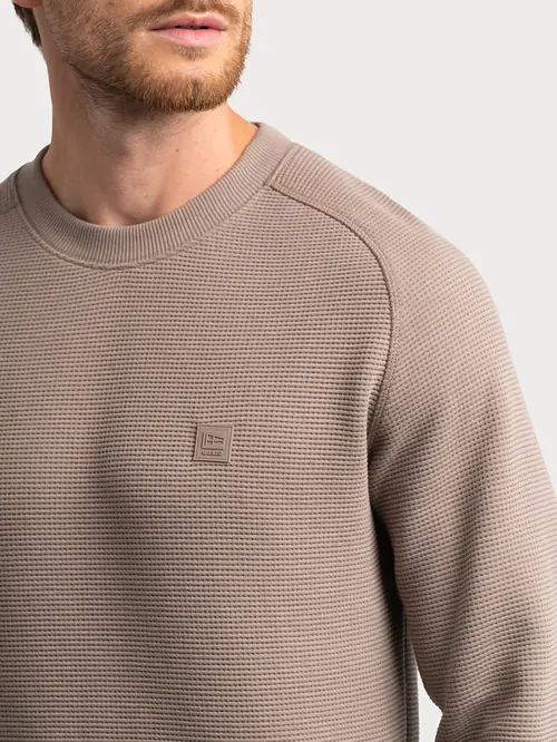 MAJICA OD JACQUARD PLETIVA M SMEĐA REGULAR