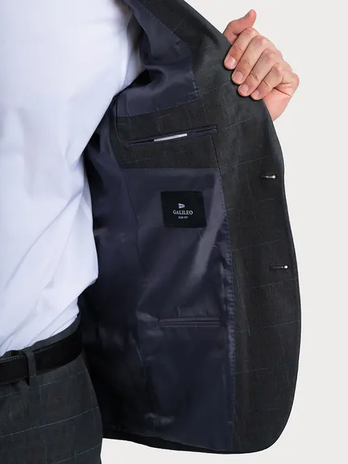 OBLEKA S KARIRASTIM VZORCEM 48 DARK GREY SLIM