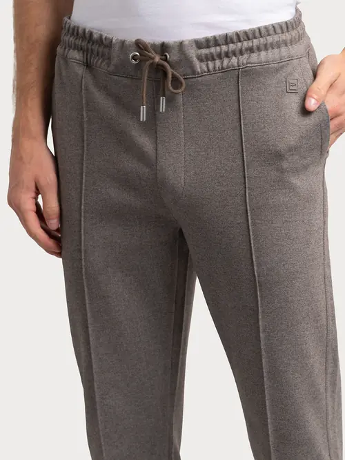 SWEATSHIRT HLAČE S ELASTIČNIM POJASOM I VEZICOM S BEŽ REGULAR