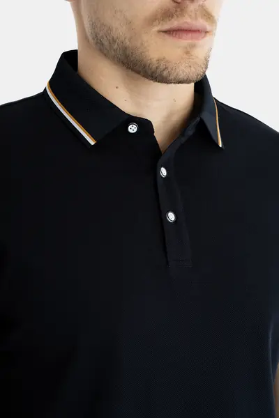 POLO MAJICA S KRATKIMI ROKAVI IN KONTRASTNIMI DETAJLI